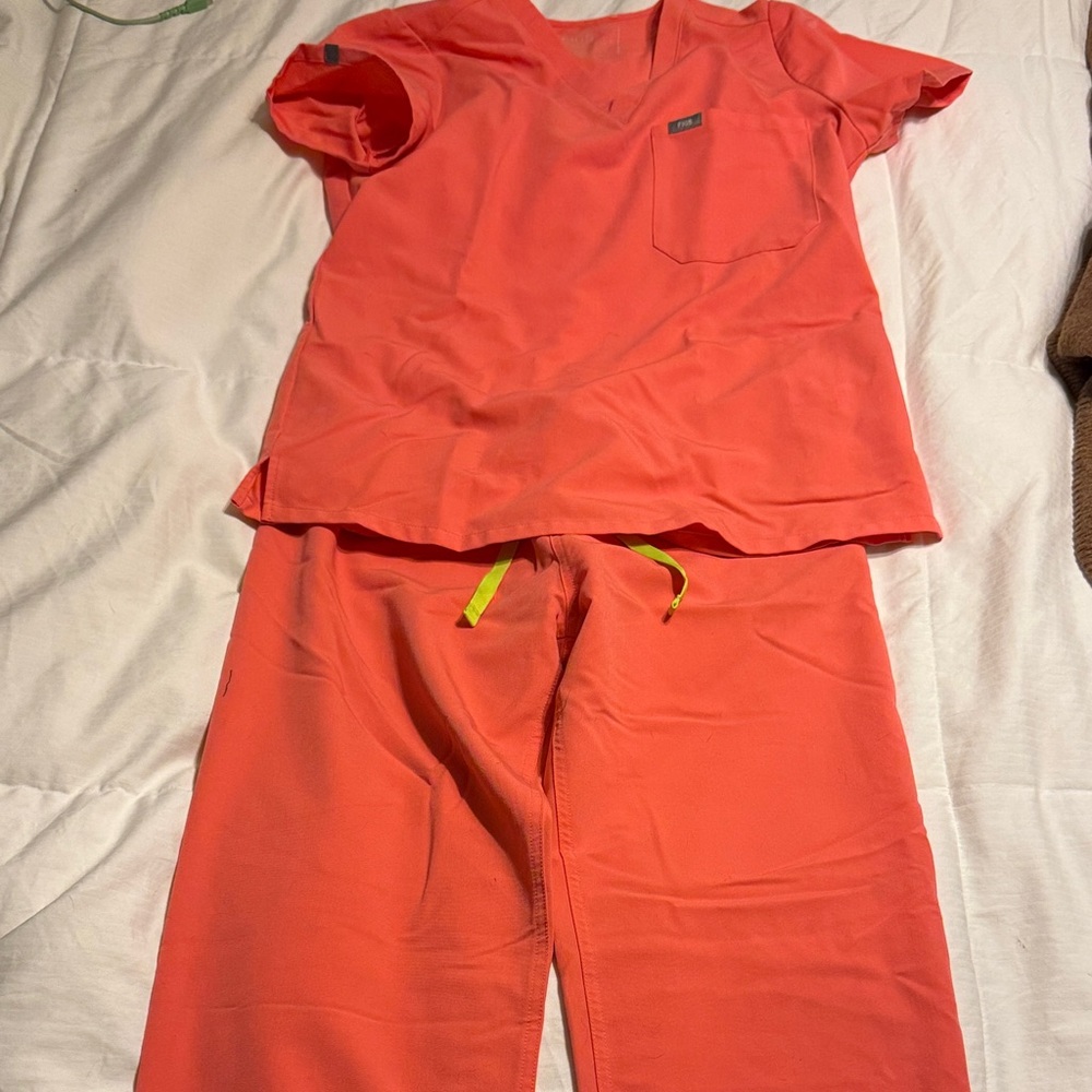 Figs Coral Scrub Set